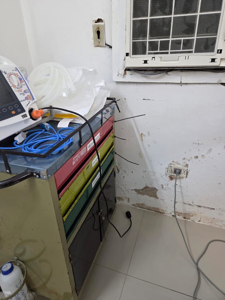 Paredes peladas y cables expuestos en la sala de quirófano del Hospital de Trauma. 