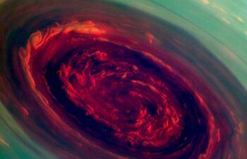 Los datos del telescopio espacial Hubble han logrado una imagen de Saturno cuando el planeta se encontraba aproximadamente a 1365 millones de kilómetros de la Tierra. La visión ultranítida revela un fenómeno ‘fantasmal’ en los anillos conocido como radios.