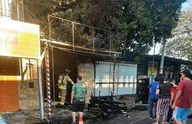 Las llamas consumieron casi por completo a la peluquería en Ñemby.