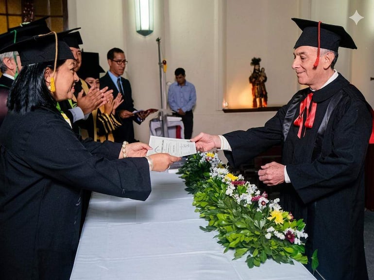 Don José Romero (70 años) se había graduado a los 55 años como licenciado en Gestión Pública.