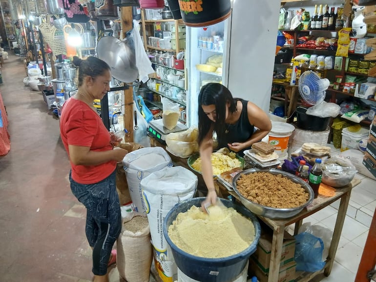 Entre los productos a granel también se encuentra el "manduvi ku'i" (maní molido) para el tradicional "ka'i ladrillo".