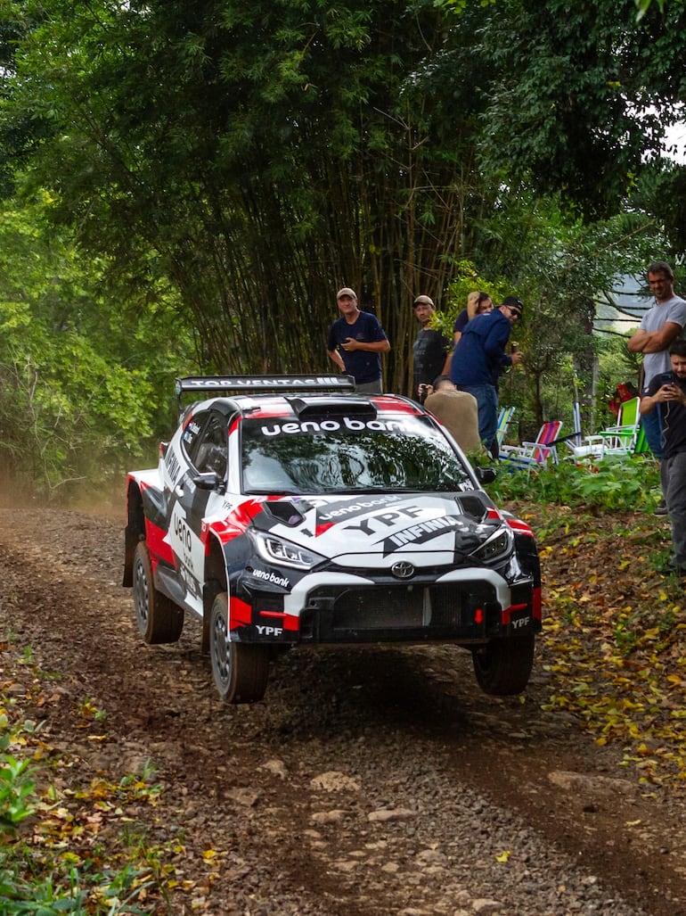 Augusto Bestard, al mando de su Toyota GR Yaris Rally2, durante las pruebas privadas.