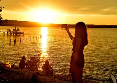 Puesta del sol junto al lago Ypacaraí, en San Bernardino.