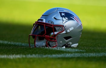 Vista detallada de un casco de los New England Patriots en el campo durante el entrenamiento previo al Super Bowl LX en el Estadio Stanford el 5 de febrero de 2026 en Stanford, California. Thearon W.
