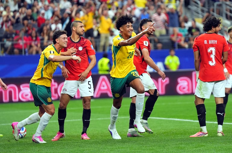 Los australianos festejan el autogol de Mohamed Hany para el 1-1 transitorio.