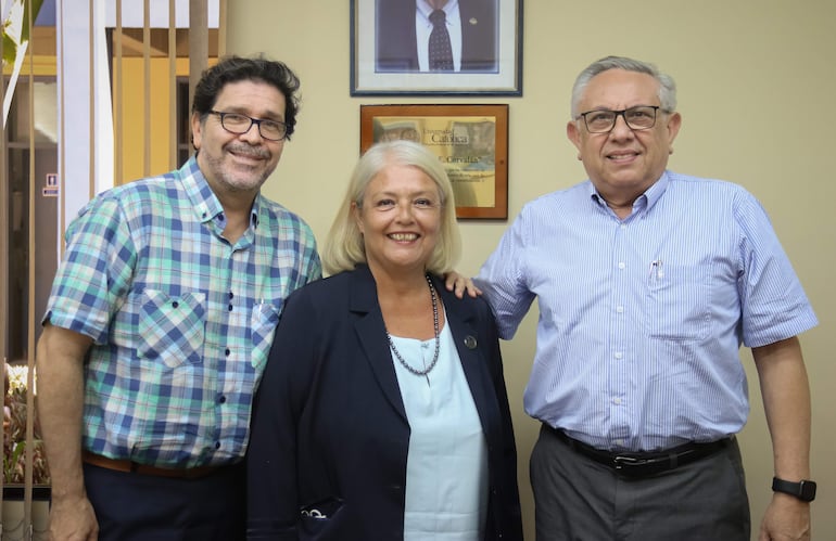 El doctor Walter Cabrera (izquierda) fue designado como encargado de despacho de Medicina de la Universidad Católica. 