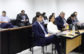 Nidia Godoy (de blanco) y Patricia Ferreira Pascottini (atrás con tapabocas), junto a sus defensores, durante la presentación de los incidentes.