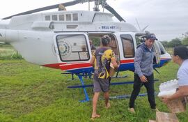 Trasladan 400 kilos de medicamentos a Teniente Esteban Martínez en el helicóptero presidencial.