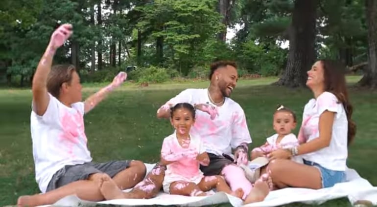 Neymar y Bruna Biancardi junto a Davi Lucca, Mavie y Mel en la revelación de sexo del bebé en camino. (YouTube/Bruna Biancardi)