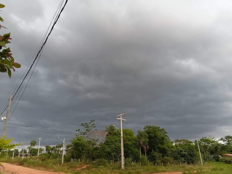 Padres de familia acudieron a la Escuela Cristóbal Pérez para retirar a sus hijos ante la alerta meteorológica.