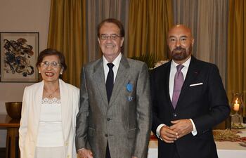 Evelia Normand, Jean Robert Normand y Pierre Christian Soccoja, embajador de Francia en Paraguay.