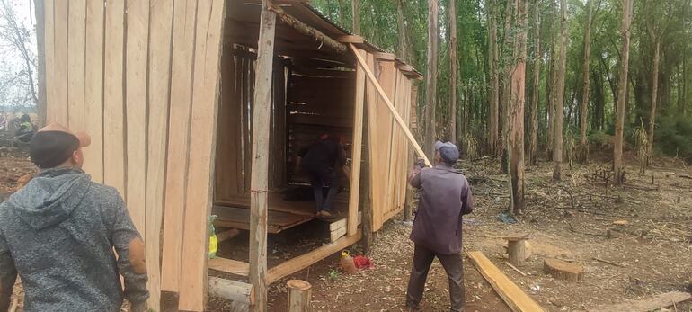 Trabajadores de la empresa Microplan desmantelan el galpón imporizado construido en el lugar.