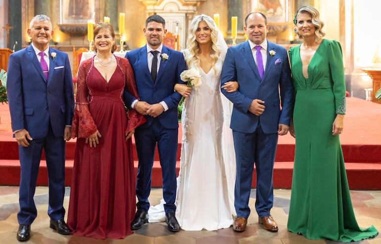 Los padrinos Pablo León Burian y Luciana Echeverría; Juan Domaniczky y  Beatriz Ballasch.