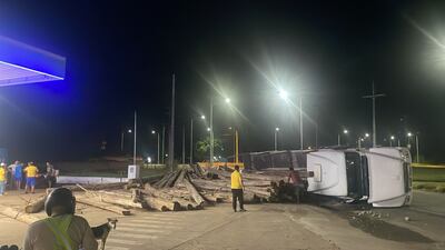 El camión transportador de rollos volcó a un costado de la gasolinera.