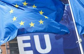 Una fotografía tomada el 5 de mayo de 2021 muestra una bandera de la Unión Europea ondeando fuera de la sede de la Comisión Europea en Bruselas.