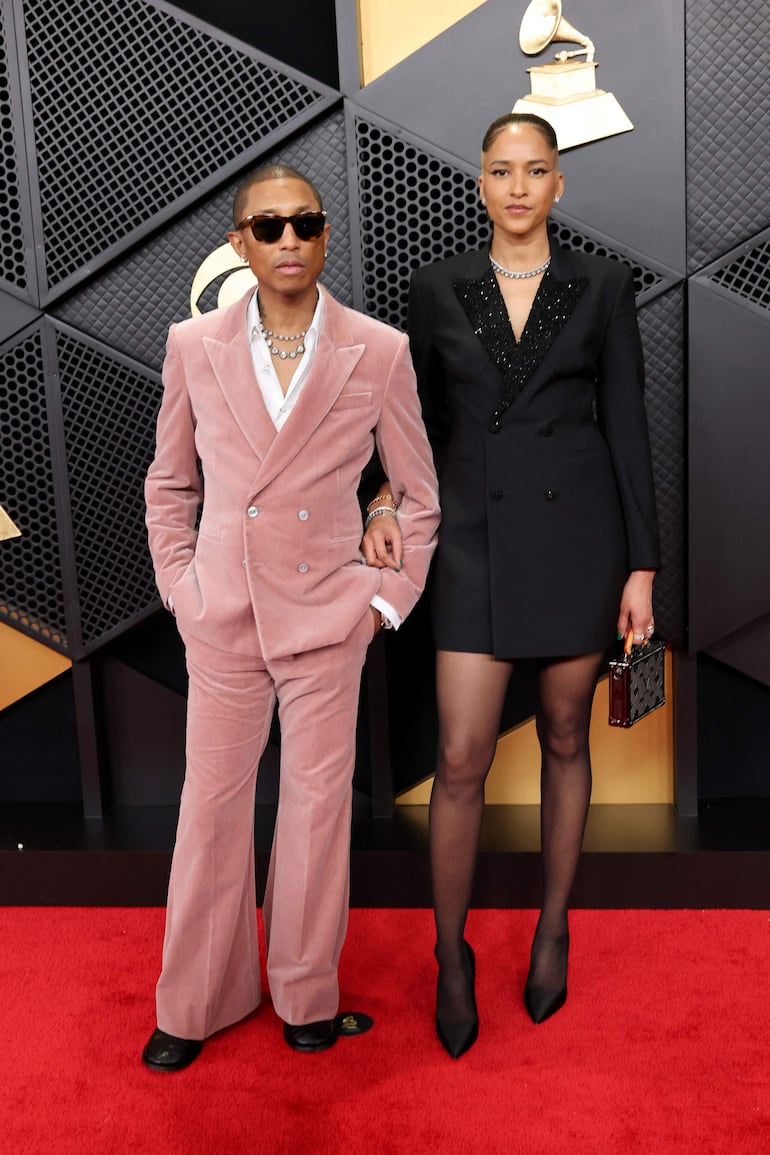 Pharrell Williams y Helen Lasichanh a su arribo a la gala de los Grammy 2026 en Los Ángeles, California. (Amy Sussman/Getty Images/AFP)
