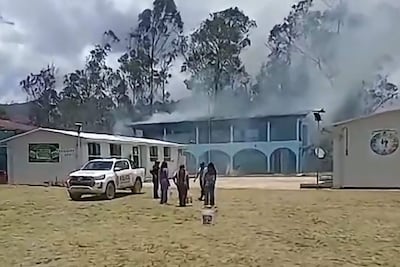 Captura de video tomada a través de rastreo de redes que muestra un incendio en un local de votación ubicado en la provincia de Celendín, en la región norteña de Cajamarca este domingo, durante la jornada de elecciones regionales y municipales en Perú.