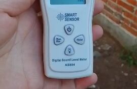 El decibelímetro marca más de 80 niveles de decibeles en horas de la noche.