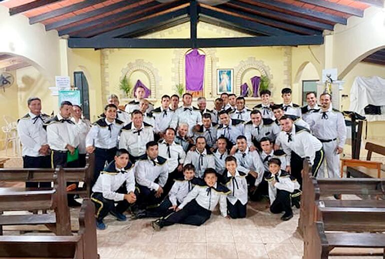 Una vez que concluyen su ardua agenda en la parroquia los estacioneros siguen hasta la medianoche en su comunidad. Aquí todos los integrantes de los dos grupos en la Capilla de la Santísima Cruz de la compañía Rincón. 