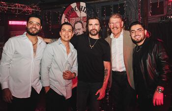 El cantante colombiano Juanes (c) junto a los integrantes de la Arrolladora Banda El Limón, Salvador Arzate (i), Esaúl García (2-i), René Camacho (2-d), y Julio Haro (d).