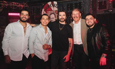 El cantante colombiano Juanes (c) junto a los integrantes de la Arrolladora Banda El Limón, Salvador Arzate (i), Esaúl García (2-i), René Camacho (2-d), y Julio Haro (d).