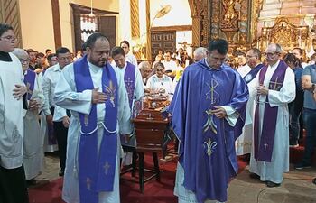 Los sacerdotes tomaron el ataúd del padre José María Velasco para llevarlo a su última morada.