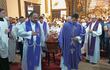 Los sacerdotes tomaron el ataúd del padre José María Velasco para llevarlo a su última morada.