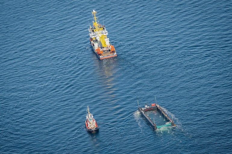 Una foto aérea tomada el 29 de abril de 2026 muestra un barco remolcando a la ballena jorobada rescatada en una barcaza especial a lo largo de la costa danesa, de regreso al mar del Norte, después de que encallara en un banco de arena cerca de la ciudad de Lübeck a finales de marzo.