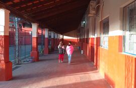 Pasillos vacíos esta mañana en el colegio República de Perú, donde se registra un nivel de ausentismo y se permiten llegadas tardías por el frío.