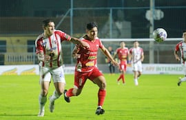 El mediocampista de Fernando de la Mora, Augusto Franco intenta llevarse el esférico ante la marca del zaguero central, Gustavo Villamayor. (Foto: @CFM_1925)