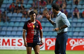 El uruguayo Jorge Bava (d), entrenador de Cerro Porteño, en el partido ante Sportivo San Lorenzo por la segunda fecha del torneo Apertura 2026 de la Primera División de Paraguay en el estadio Erico Galeano, en Asunción, Paraguay.