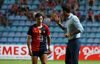 El uruguayo Jorge Bava (d), entrenador de Cerro Porteño, en el partido ante Sportivo San Lorenzo por la segunda fecha del torneo Apertura 2026 de la Primera División de Paraguay en el estadio Erico Galeano, en Asunción, Paraguay.