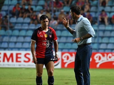 El uruguayo Jorge Bava (d), entrenador de Cerro Porteño, en el partido ante Sportivo San Lorenzo por la segunda fecha del torneo Apertura 2026 de la Primera División de Paraguay en el estadio Erico Galeano, en Asunción, Paraguay.