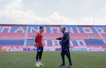 Gustavo Alfaro (d) y Gustavo Caballero conversan en el entrenamiento de la selección de Paraguay en el estadio del Panionos FC, en Atenas, Grecia.