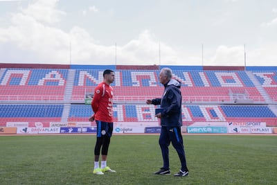 Gustavo Alfaro (d) y Gustavo Caballero conversan en el entrenamiento de la selección de Paraguay en el estadio del Panionos FC, en Atenas, Grecia.