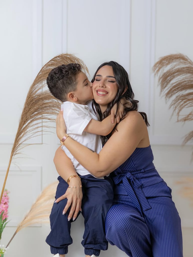 Una postal llena de amor. Francesco Almirón dando un beso a Alexia Notto. (Instagram/Alexia Notto)