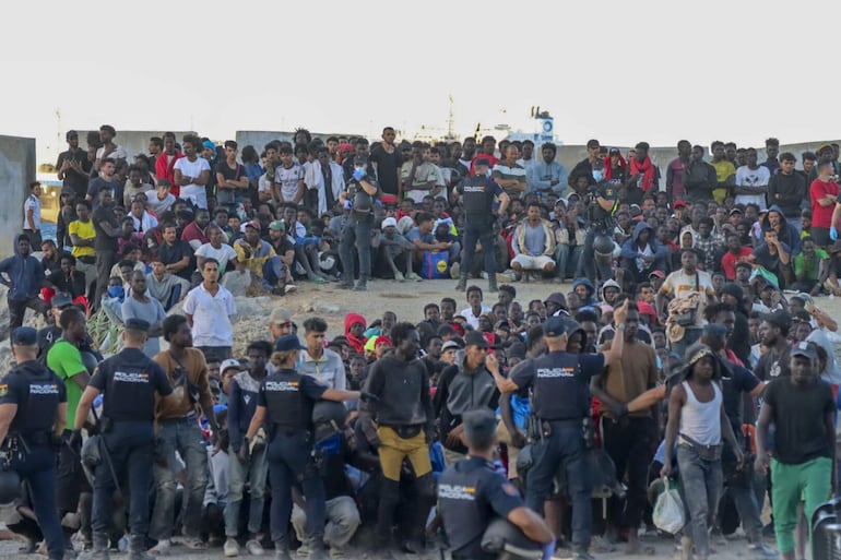 Personas migrantes en la playa El Trampolín de Ceuta. 