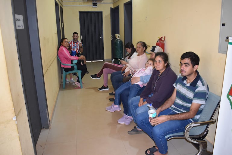 Un grupo de personas esperan turno para ser atendidos en el hospital básico de Yataity del Norte