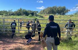 Los intervinientes ingresando en el interior del establecimiento ganadero donde fueron hallados los restos óseos