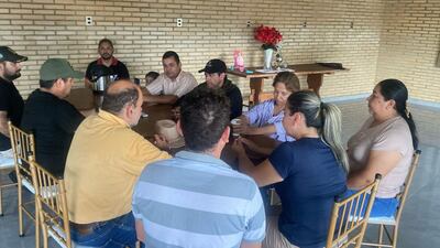 Miembros del equipo de búsqueda se reunieron con la familia del secuestrado.