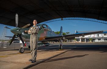 Cynthia Orué Santacruz, 32 años, es la única mujer paraguaya en pilotar un A-29 Super Tucano.