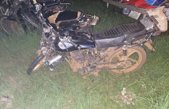 De esta manera que la motocicleta tras colisionar contra un automóvil y su conductor quedo gravemente herido en la capital de Misiones.