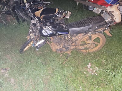 De esta manera que la motocicleta tras colisionar contra un automóvil y su conductor quedo gravemente herido en la capital de Misiones.