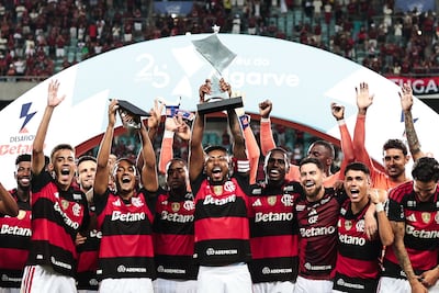 El capitán del Flamengo, Bruno Henrique, exhibe el trofeo ganado en Portugal mediante su victoria sobre Benfica por 2-1.