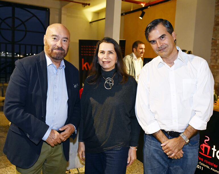 Pierre Christian Soccoja, embajador de Francia, Viviana Limpias y Juan Carlos Viveros. 
