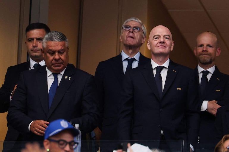 Claudio Chiqui Tapia (i), presidente de la Asociación del Fútbol Argentino. 