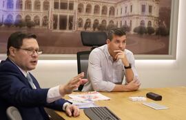 Óscar Orué junto al presidente Santiago Peña.