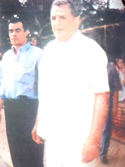 El general Ramón Rosa Rodríguez Maldonado y el capitán Juan Emiliano Ruiz Díaz Oxilia, frente al colegio Internacional, minutos antes  de la tragedia. Foto del desaparecido diario Noticias.