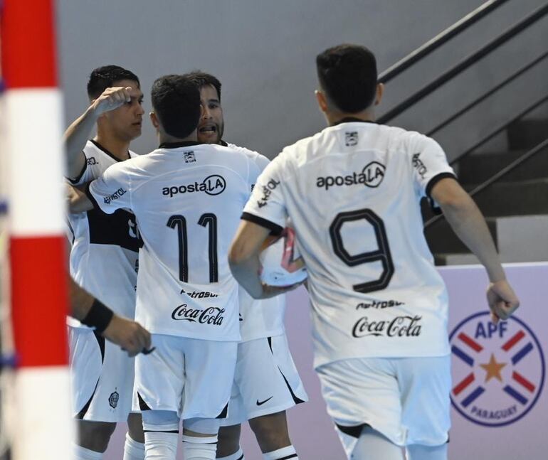 Los futbolistas de Olimpia celebran un gol contra Cerro Porteño en la revancha de la final del torneo Apertura 2023 de la Liga Premium de Futsal FIFA en el CEO del Comité Olímpico Paraguayo, en Luque.