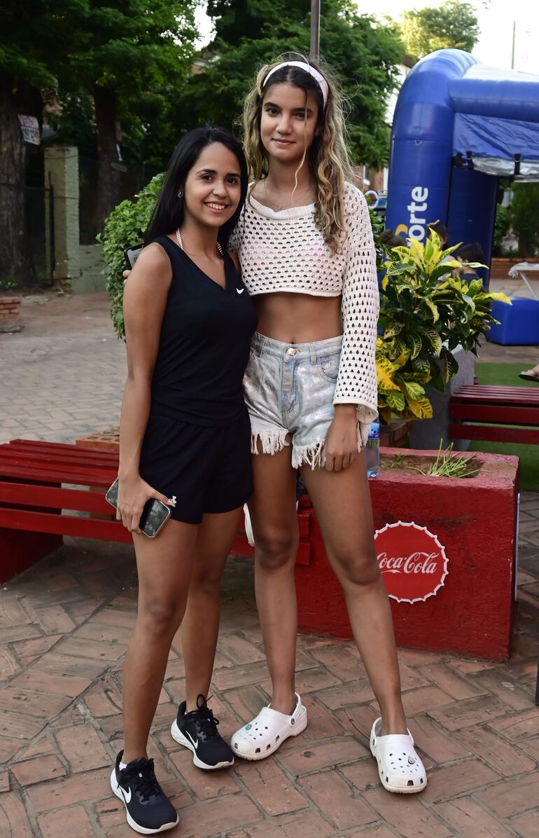 Mariela Núñez y Coral Mayeregger.